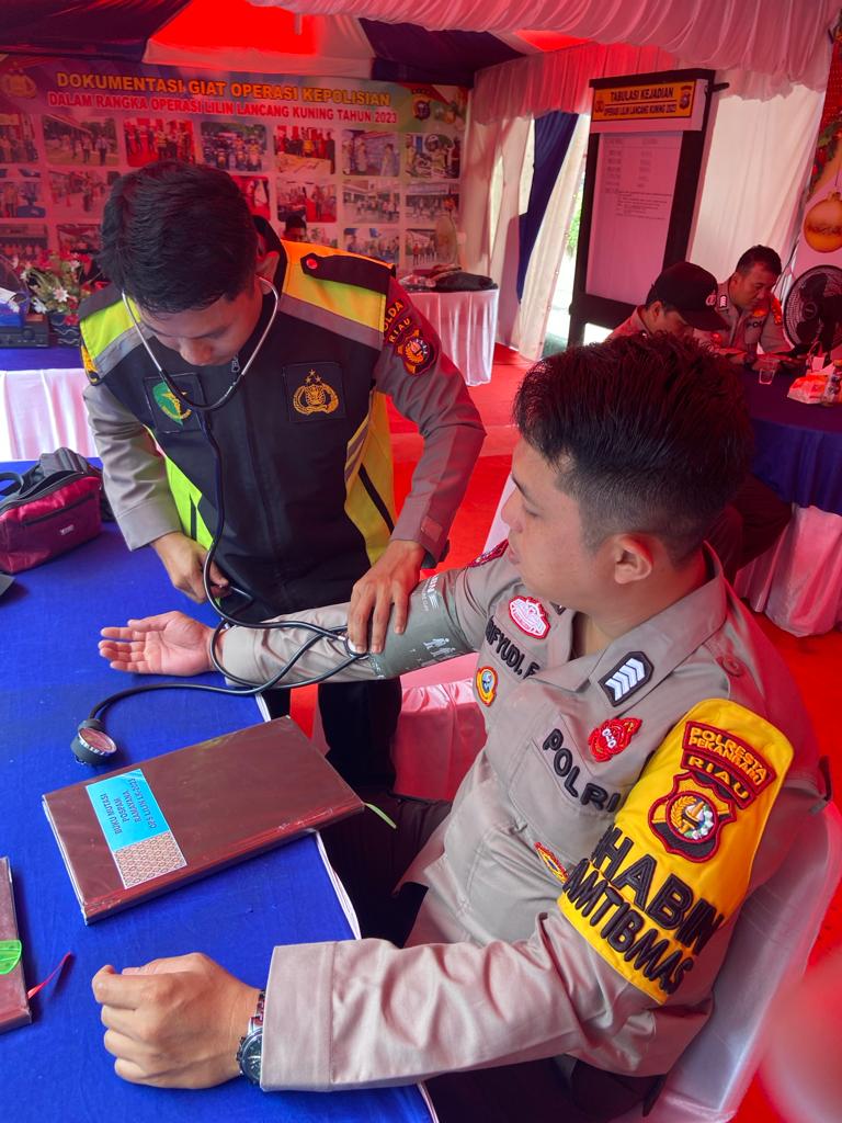Satgas Banops Subsatgas Dokkes Ops Lilin-LK 2023-2024 Rutin Patroli dan Berikan Pelayanan Kesehatan