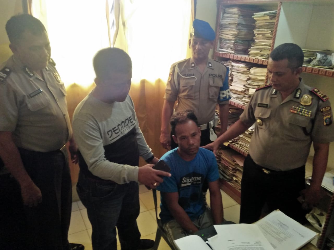 Tikam Budi Pakai Pisau, Syahril Dijemput Polisi Didalam Rumah