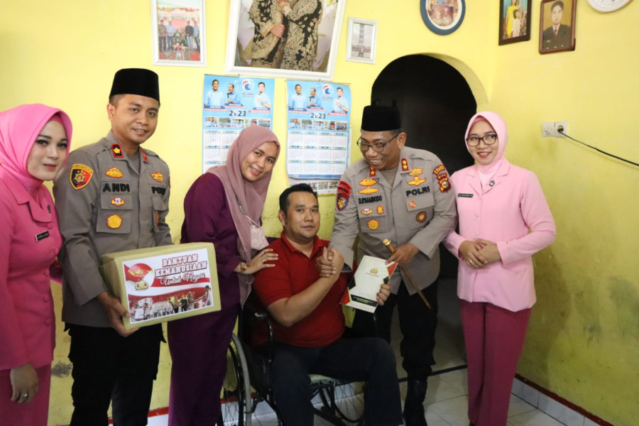Peduli, Dua Personil Polres Kampar Yang Sakit di Jenguk Kapolres