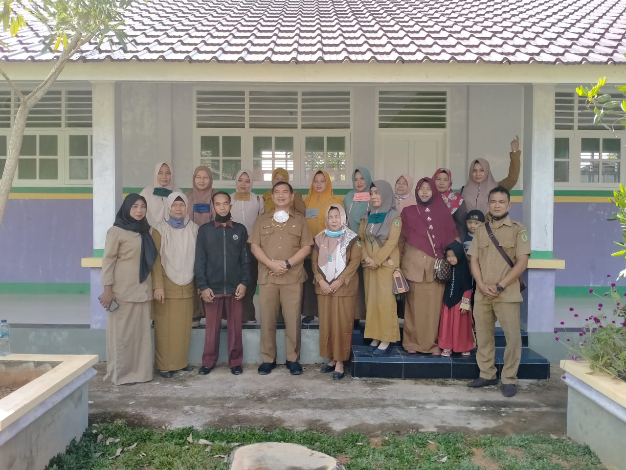 Kadisdikbud Rohil Tinjau Hari Pertama Kerja di SDN 011 Parit Aman