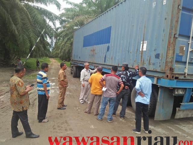 Warga Marah ! Truk Kontainer Melebihi Tonase Disetop