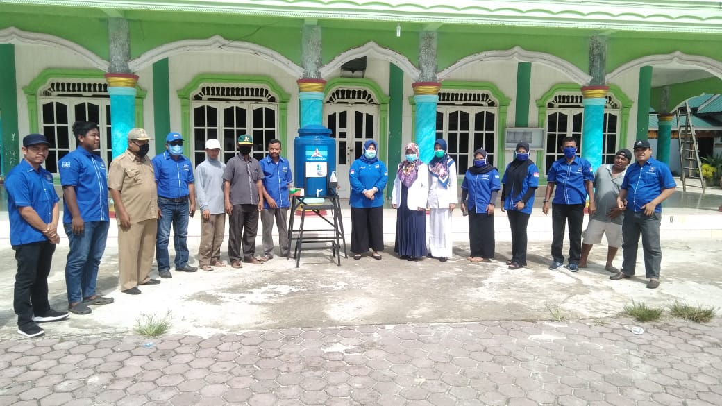 Cegah Corona, Pengurus Mesjid Al Muhajirin Terima Tangki Air Dari Anggota DPRD Rohil Elfa Rinda