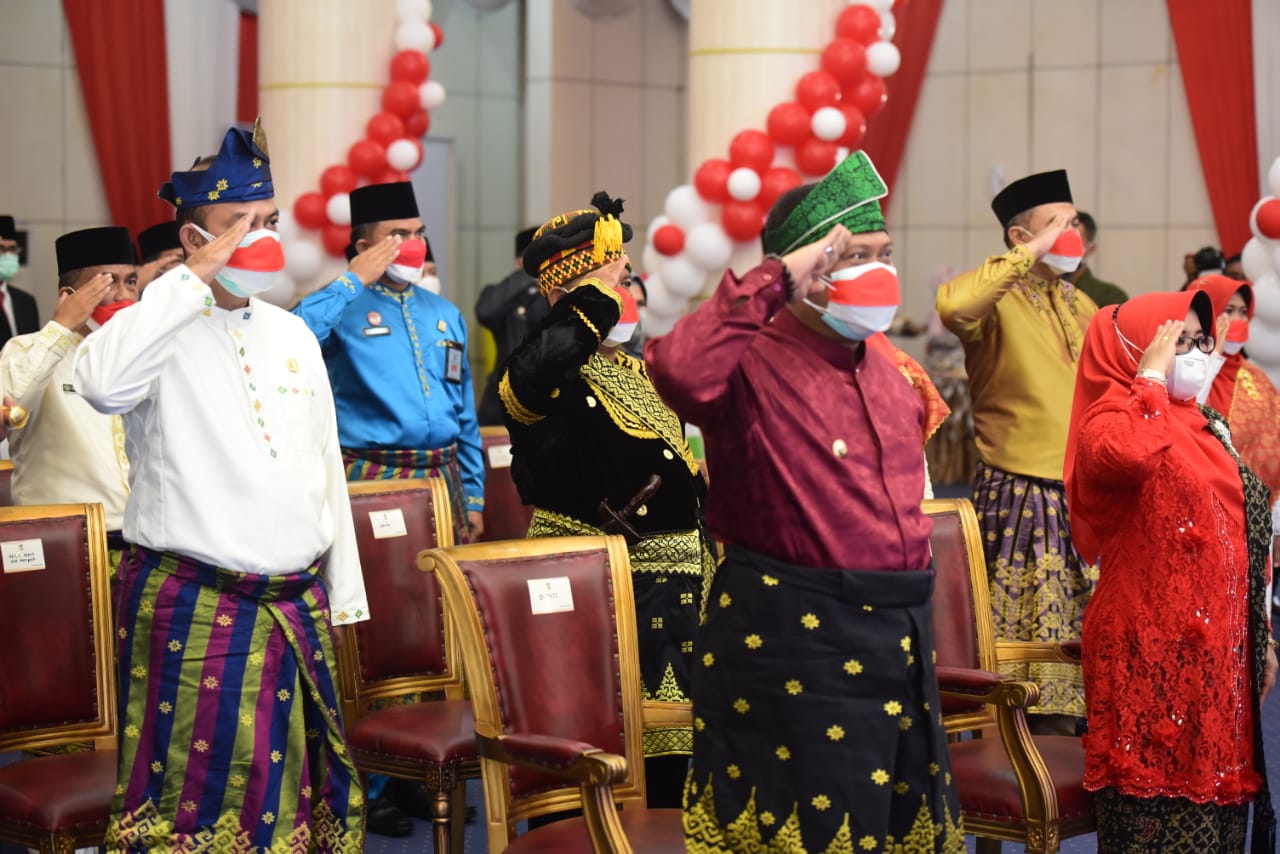 Momentum HUT RI ke 76, Bupati dan Sekda Kampar Gunakan Pakaian Adat Melayu Momentum HUT RI ke 76, Bupati dan Sekda Kampar Gunakan Pakaian Adat Melayu