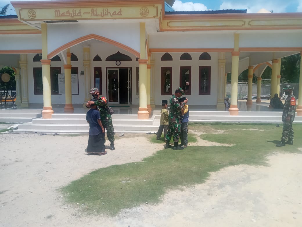 Kodim 0321/Rohil Melalui Koramil 05/Rm Laksanakan Gakplin dan Bagikan Masker ke Jama'ah Sholat Jum'a Kodim 0321/Rohil Melalui Koramil 05/Rm Laksanakan Gakplin dan Bagikan Masker ke Jama'ah Sholat Jum'a