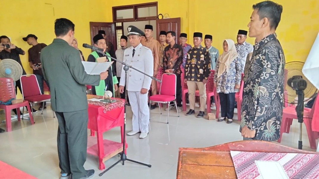 Camat Sinaboi Lantik Mukhtar, S.Pd. Sebagai Pejabat Penghulu Raja Bejamu Tahun 2026