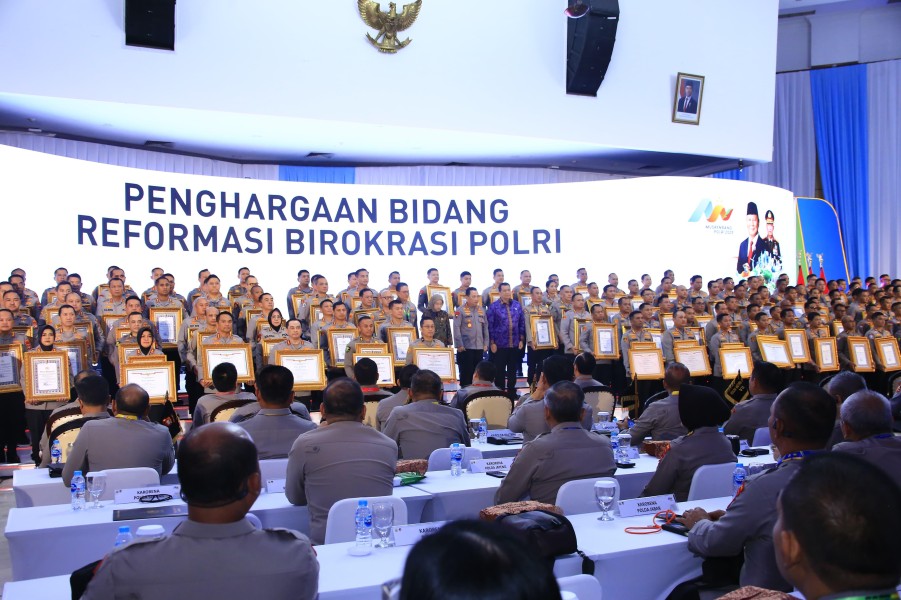 Kapolri Berikan Penghargaan Pembangunan Zona Integritas WBK Kepada Divisi Humas Polri