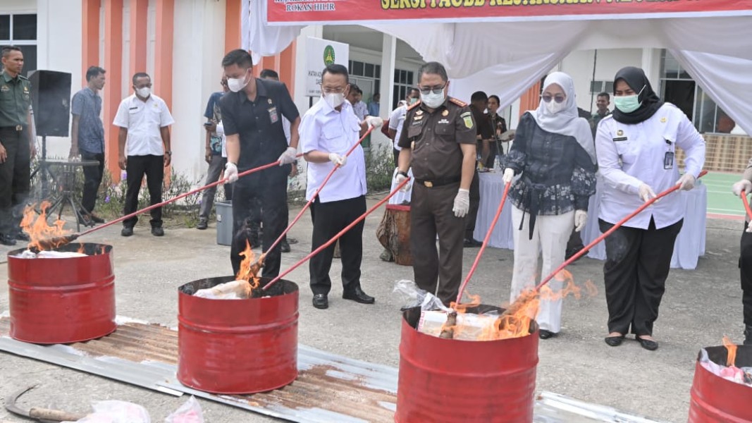 Kejari Rohil Musnahkan Barang Bukti Narkotika Dan Lainnya : Langkah Nyata Dalam Menjaga Keamanan