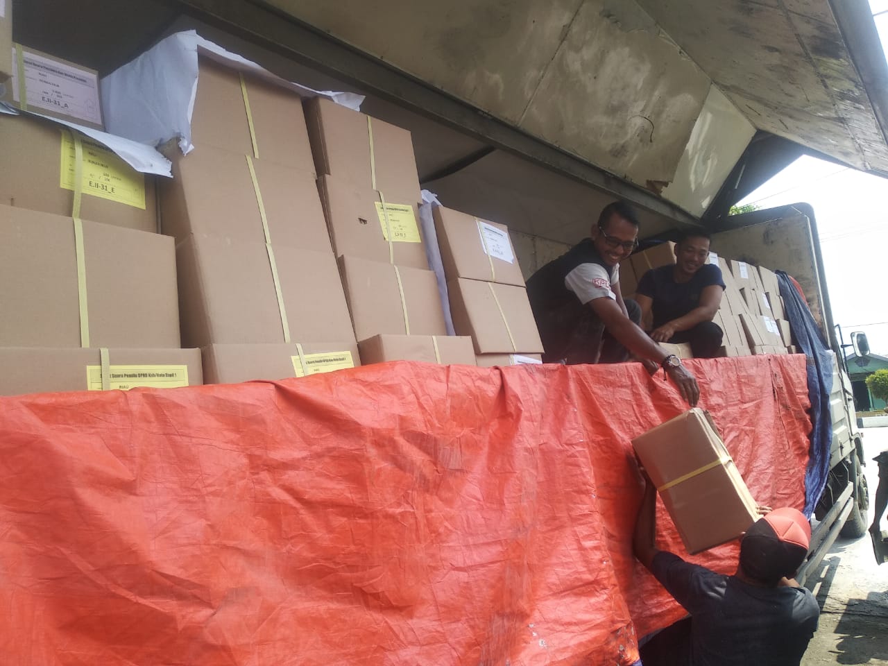 Sudah Diterima, KPU Rohil Bongkar  2 Juta Logistik Surat Suara