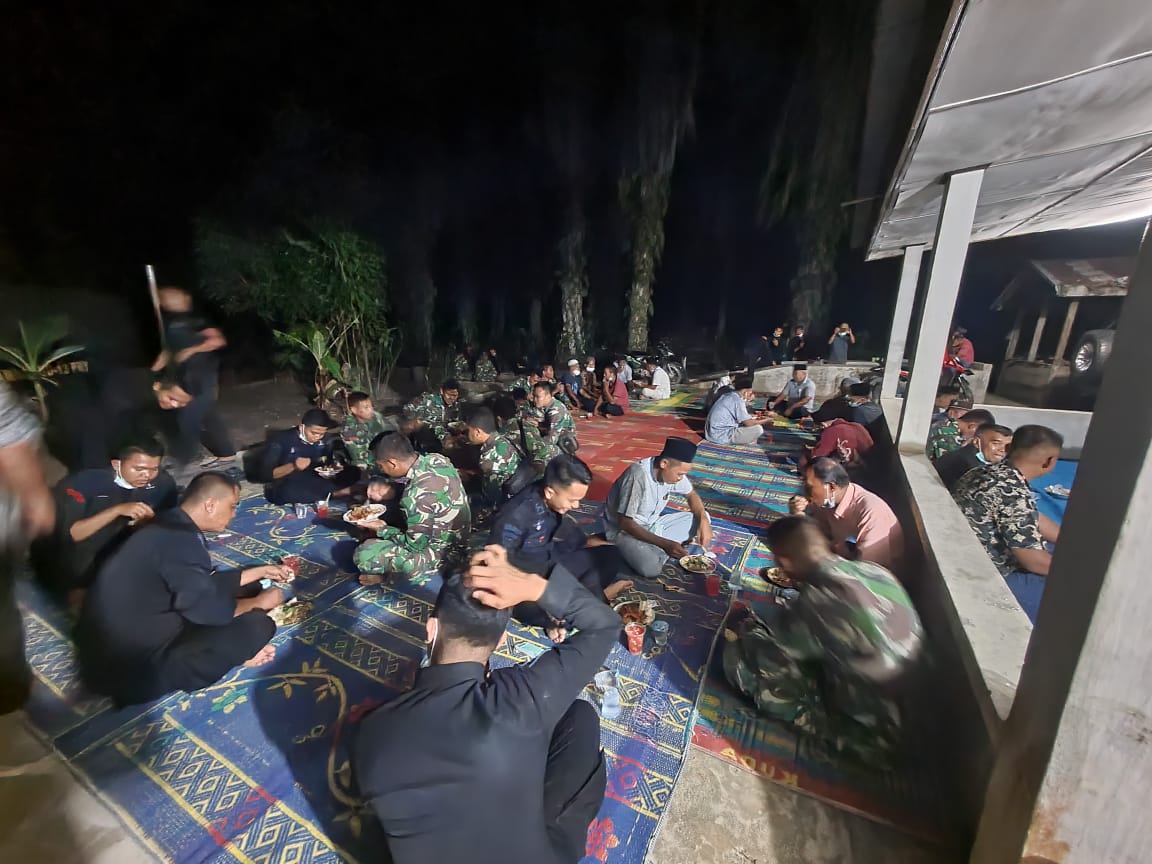Jalin kebersamaan, Satgas TMMD -Polri diundang warga untuk makan malam.