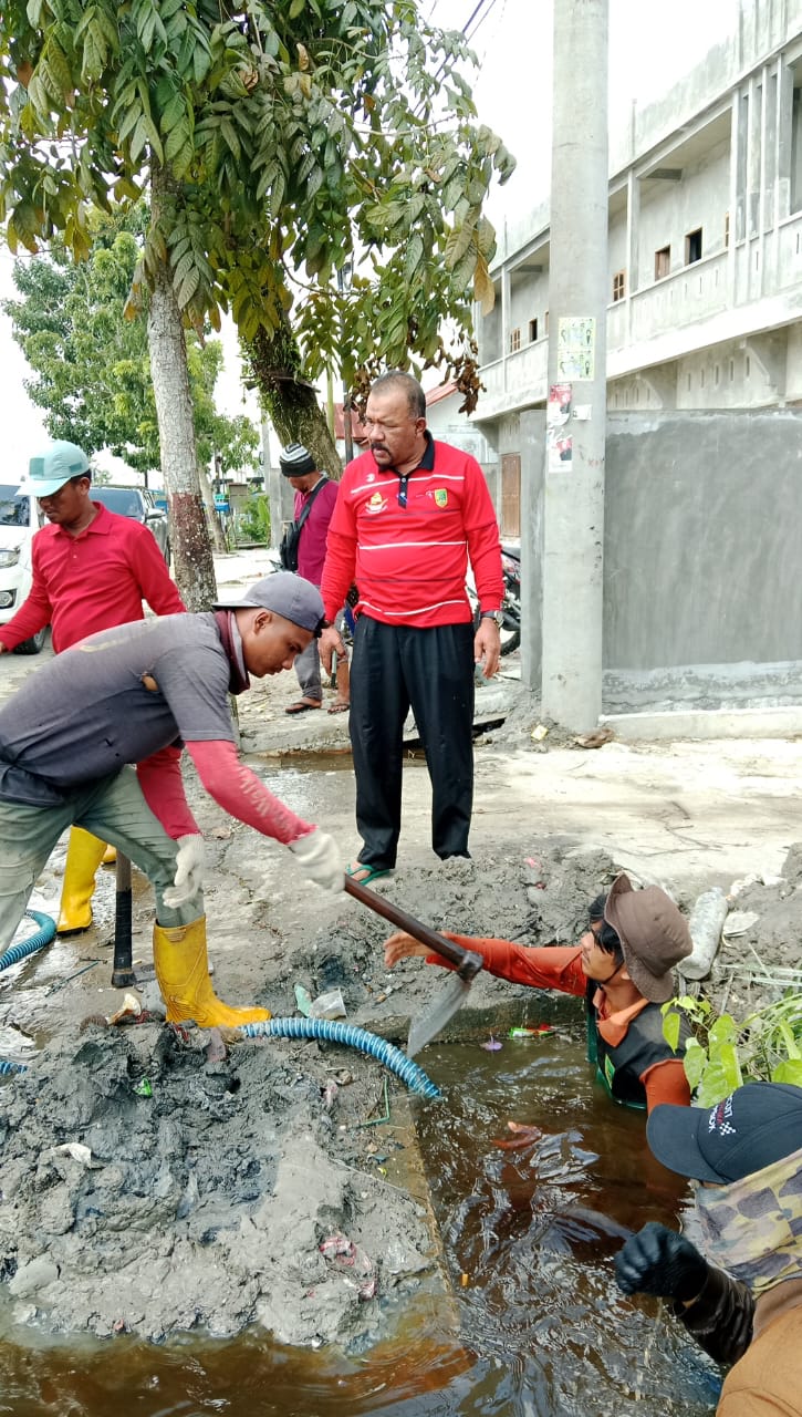 DLH Rohil Kerahkan Tim Satgas Banjir dan 2 Unit Excavator Untuk Pembersihan Drainase dan Sungai DLH Rohil Kerahkan Tim Satgas Banjir dan 2 Unit Excavator Untuk Pembersihan Drainase dan Sungai