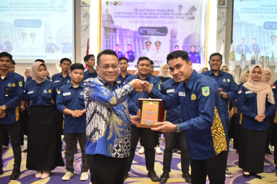 Bupati Rohil H. Bistamam Lantik Pengurus HIPEMAROHI Pekanbaru Periode 2026-2028