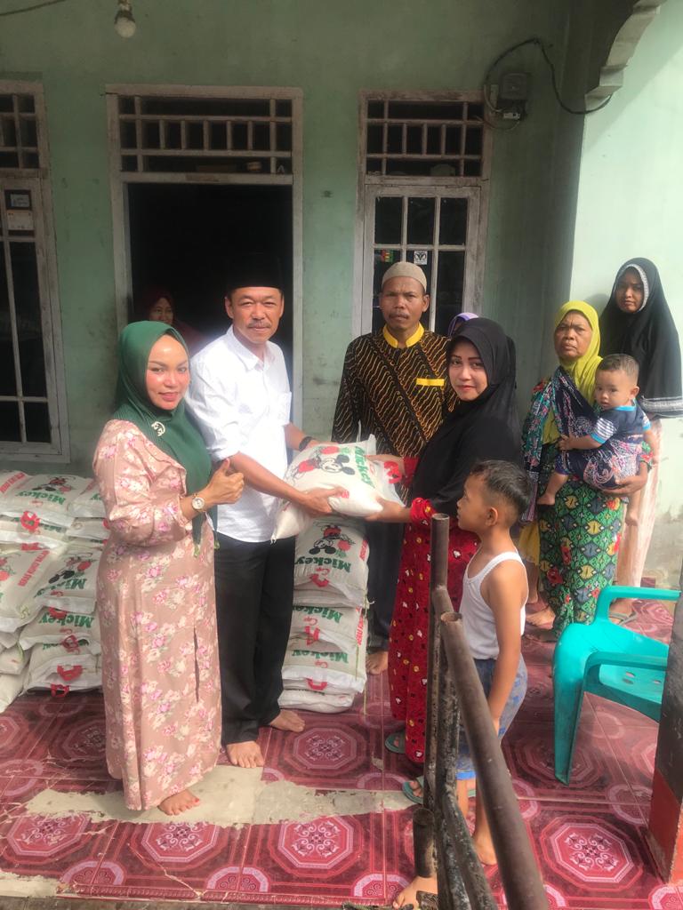 Lawan Covid-19, Afrizal Sintong Kembali Bagikan 930 Karung Beras di Tanah Putih Lawan Covid-19, Afrizal Sintong Kembali Bagikan 930 Karung Beras di Tanah Putih