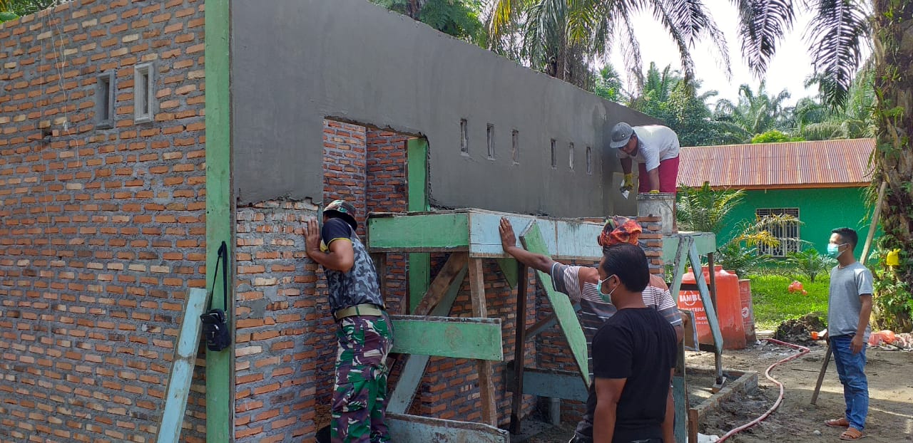 Hari ke-12, Satgas TMMD Bersama Warga Lanjutkan Perehapan Musholla