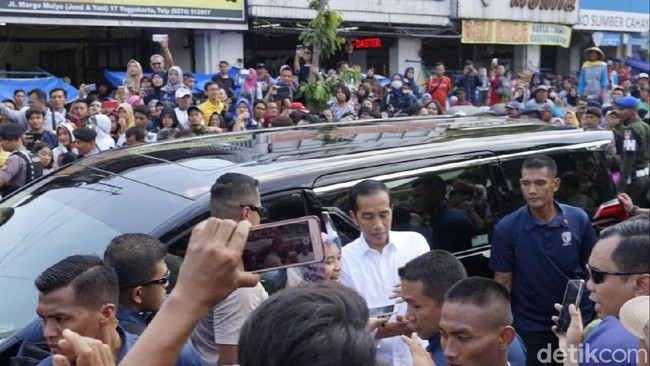 Jokowi Sekeluarga ke Pasar Beringharjo Yogya Borong Batik