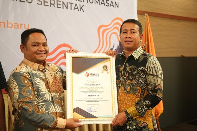 Bawaslu Kabupaten Kampar Raih Prestasi Gemilang: Penghargaan Inovasi Kehumasan