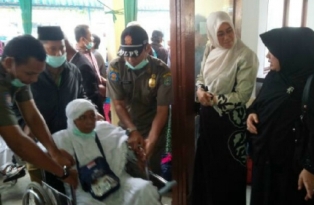 Hujan Lebat Sambut Kedatangan Jamaah Haji Siak di Pelabuhan Buton