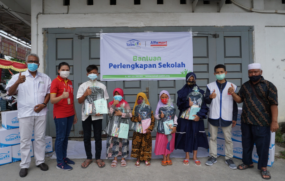 Bersama Alfamart, Rumah Yatim Cabang Pekanbaru Sukses Bantu Ratusan Warga Tirta Siak
