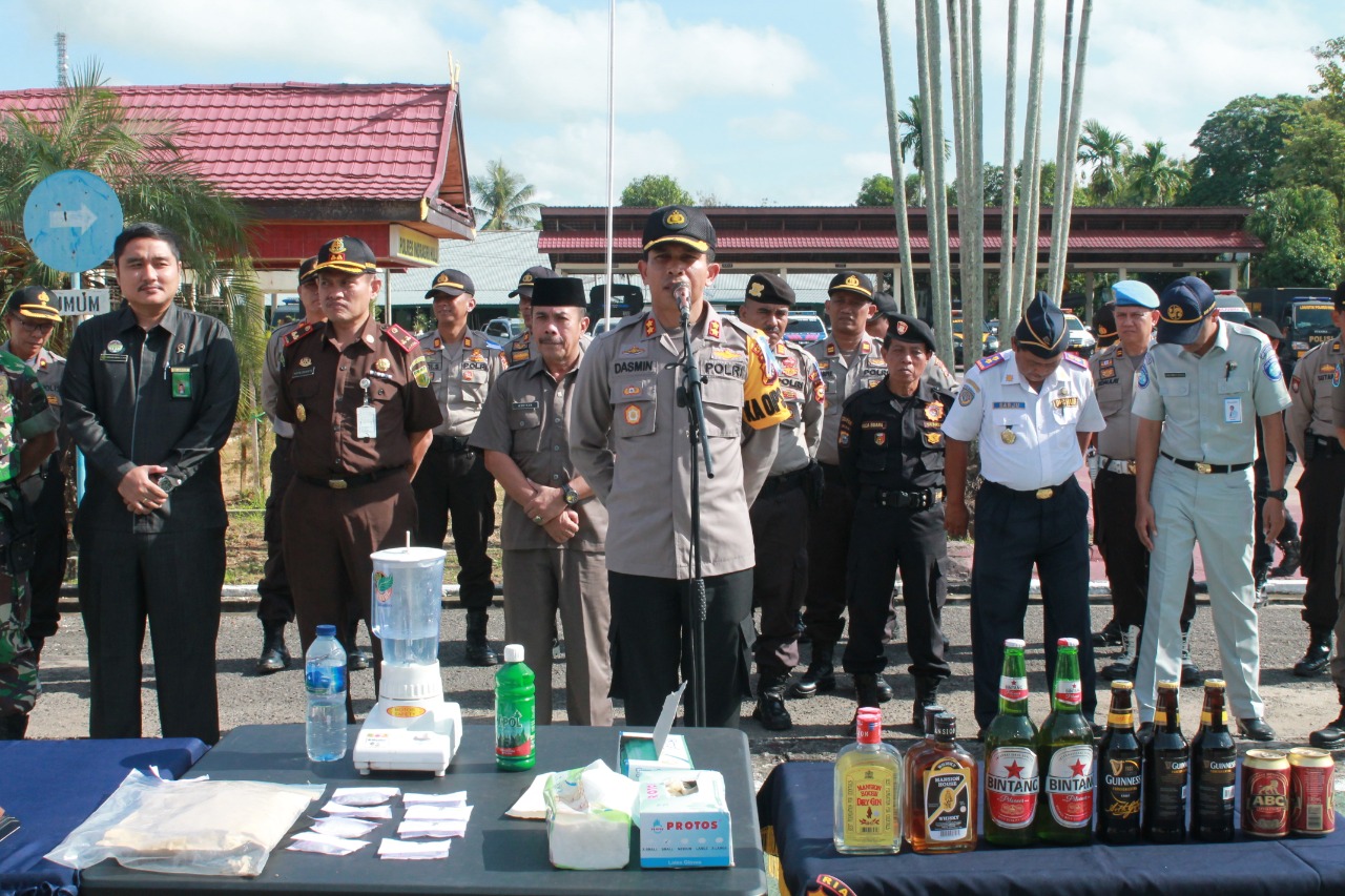 Polres Inhu Musnahkan Ribuan Botol Miras dan Narkotika