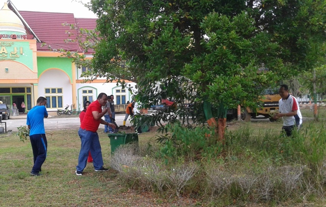 Kadis LH Rohil Suwandi S.Sos : Tiga Bulan Bersihkan Sampah Wujudkan Rohil Bersih Dari Sampah Kadis LH Rohil Suwandi S.Sos : Tiga Bulan Bersihkan Sampah Wujudkan Rohil Bersih Dari Sampah