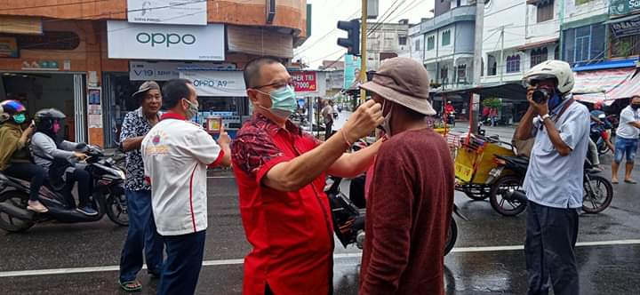 Yayasan Multy Marga Tionghoa Rohil Bagi-bagi Masker