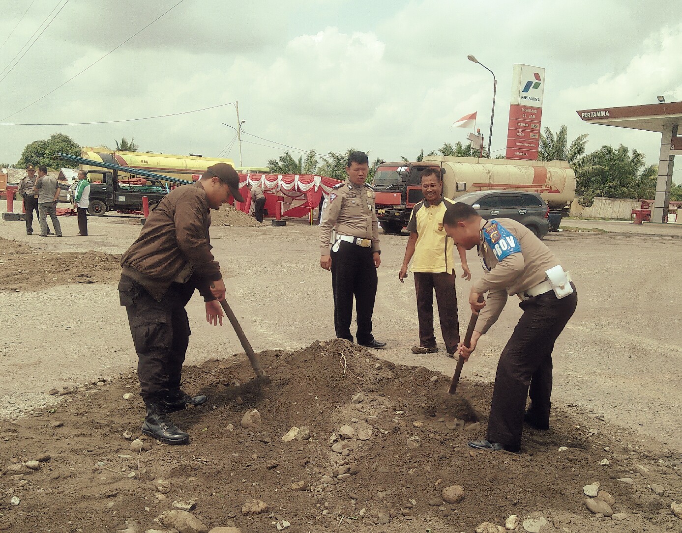 Polsek Tanah Putih Pantau Pembuatan Pos Pengamanan Jelang Lebaran