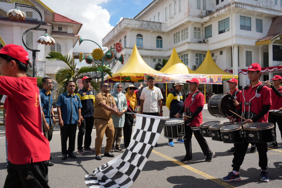 Ditandai Pengibaran Bendera, Ketua KONI Rohil Lepas Peserta Lomba Drumban Kejurkab 2024