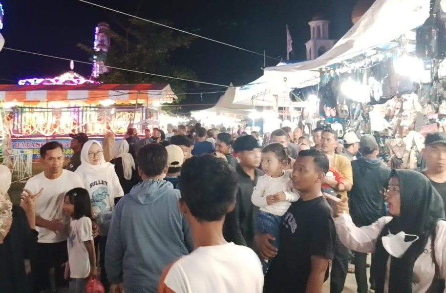 Kawasan Batu Enam Membludak, Ribuan Warga Rokan Hilir Padati Pasar Malam