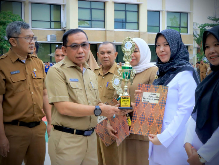 Sempena HKN 2023, Pemkab Kampar Serahkan Berbagai Penghargaan dan Pemenang Lomba. Sempena HKN 2023, Pemkab Kampar Serahkan Berbagai Penghargaan dan Pemenang Lomba.