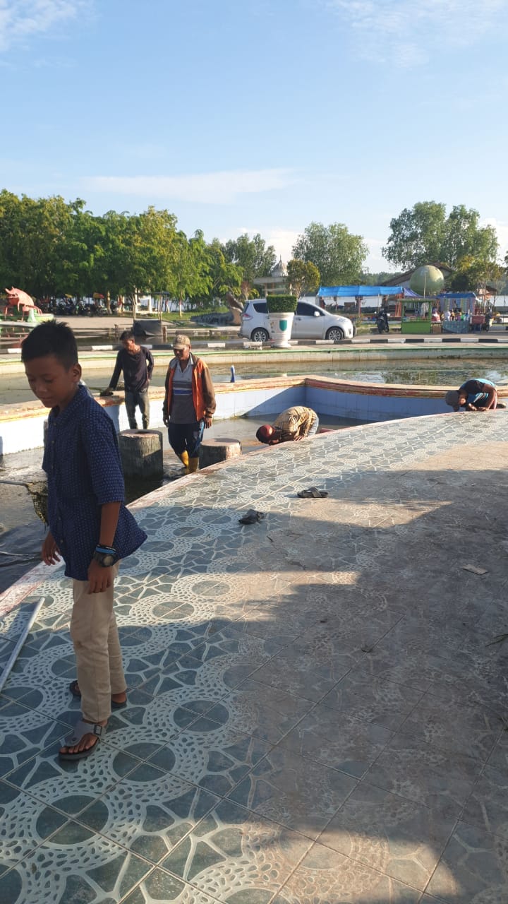 DLH Rohil Bersihkan Kolam Bundaran Elang Pinggir Sungai Rokan