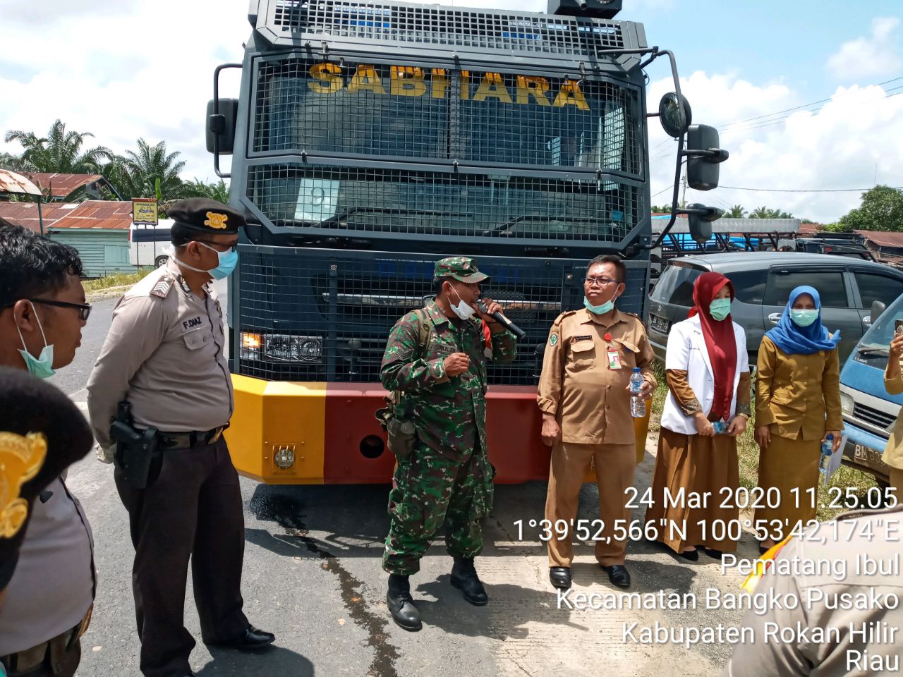 Cegah Virus Corona, Babinsa Bersama Kapus dan Bhabinkamtibmas Berikan Himbauan