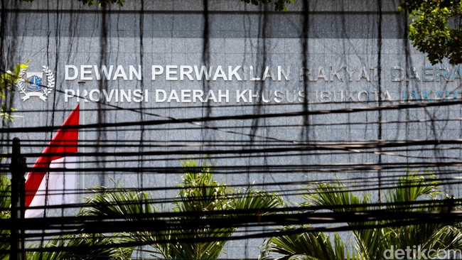 Risma Diminta Atasi Sampah Jakarta, Golkar: Anies Sudah Tangani Baik