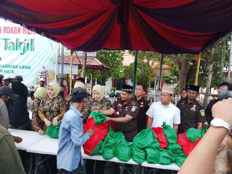 Kejari Rohil Bagikan Takjil:Wujudkan Kepedulian dan Silaturahmi di Bulan Ramadhan