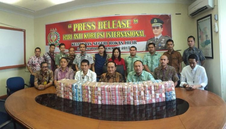 Kejari Rohil Terima Uang Korupsi Jembatan Pedamaran II Rp 9,2 Milyar