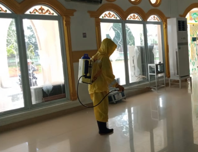 Semua Mesjid di Rohil Disemprot Disinfektan