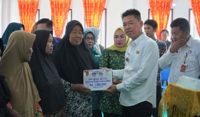 Tepati Janji Politik, Sebanyak 17.500 Warga Rohil Terima BLT Kabupaten 