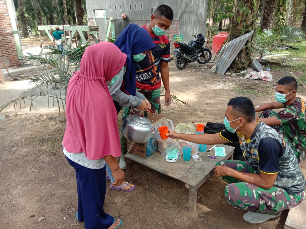 Bu Halimah, suguhkan kopi dukung giat TMMD