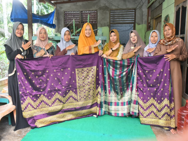 Ketua Umum Dekranasda Kab. Kampar Lakukan Pembinaan Kepada Pengrajin Tenun Songket Kampar.