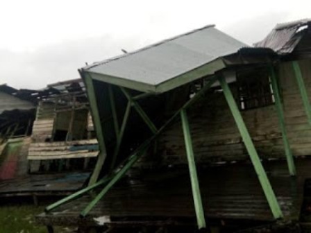 Akibat Angin Kencang, Bangunan SMP 3 Sinaboi Runtuh
