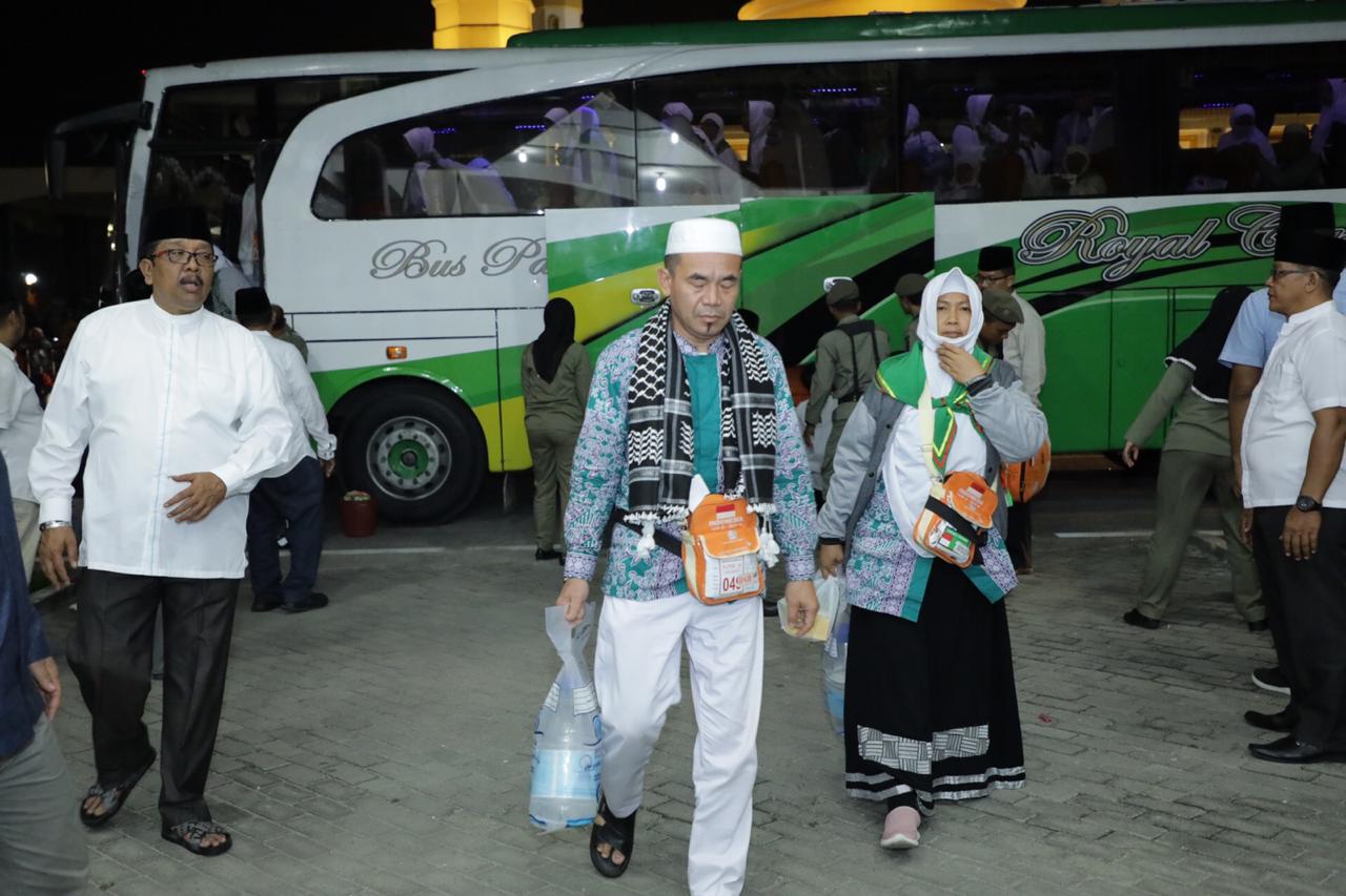 Penuh Haru, Plt Bupati Asahan Sambut Kepulangan 392 Jemaah Haji