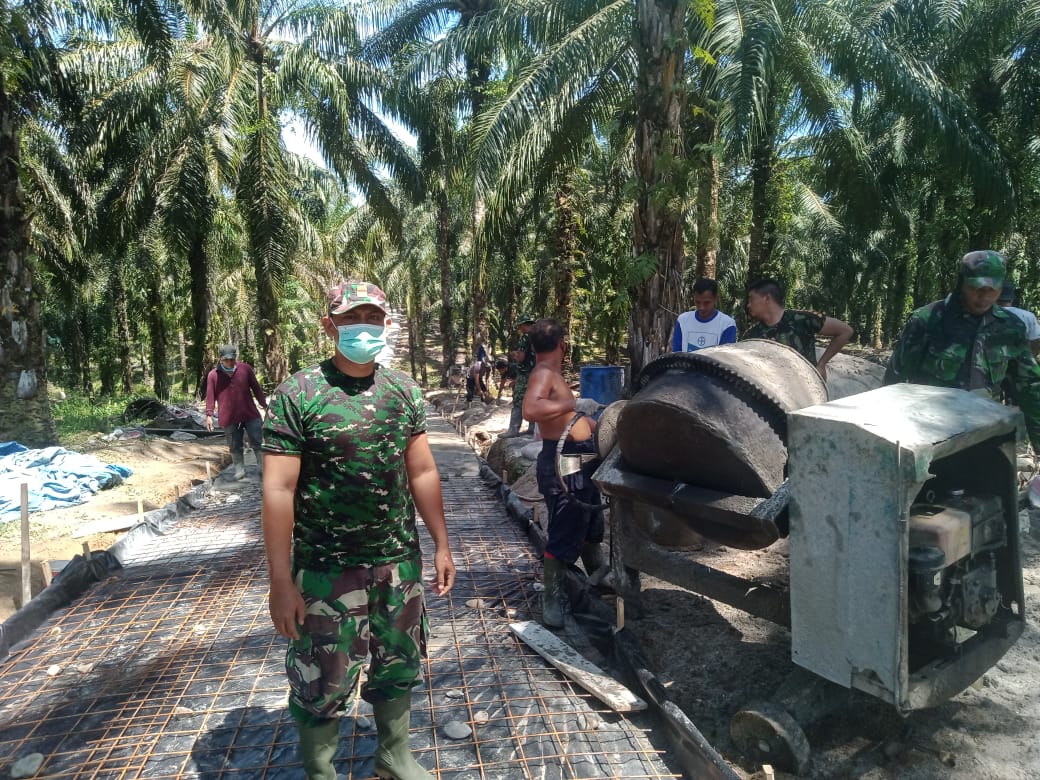 Babinsa Koramil 03/Bgs  apresiasi giat TMMD di desa binaannya