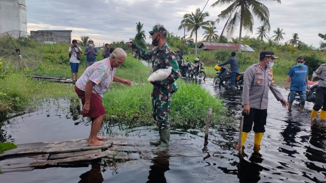 Dandim 0321/Rohil Dan Kapolres Serahkan Bantuan Kepada Warga Terdampak Banjir