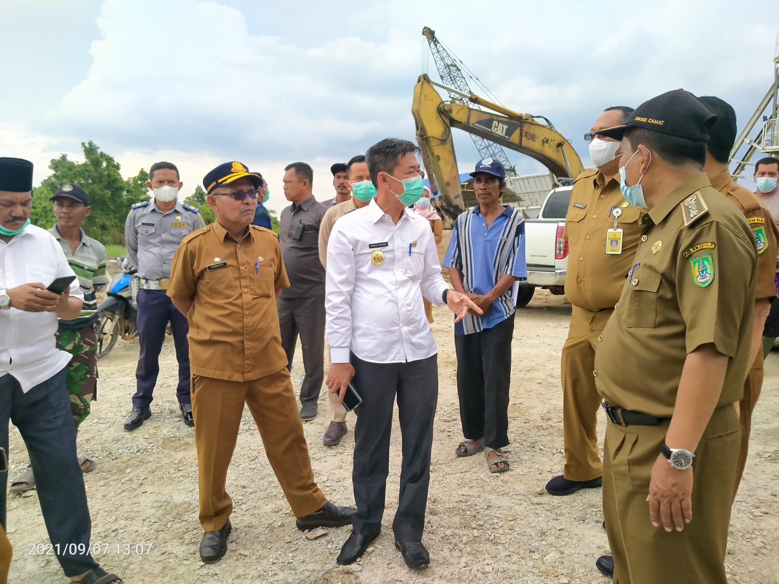 Cepat Tanggap, Bupati Rohil Tinjau Kondisi Jembatan Pedamaran II Yang Ditabrak Ponton