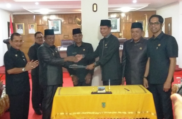 Legislatif Dan Eksekutif Teken Nota Kesepakatan KUA-PPAS Tahun 2016 Legislatif Dan Eksekutif Teken Nota Kesepakatan KUA-PPAS Tahun 2016