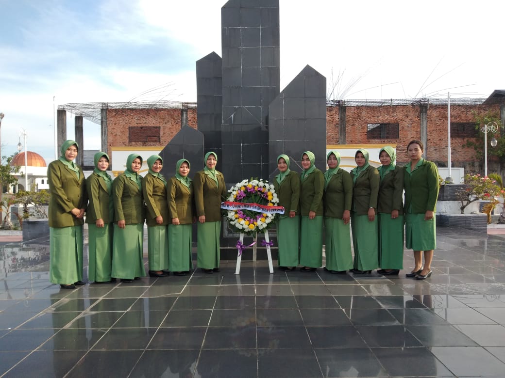 Sempena HUT ke 73, Persit KCK Kodim 0321 Rohil Ziarah ke Makam Pahlawan