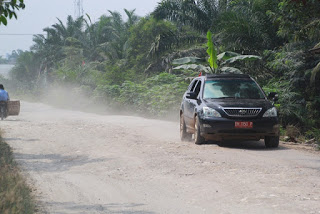 Jalan Anas Maamun Bangko Pusako Rusak Parah