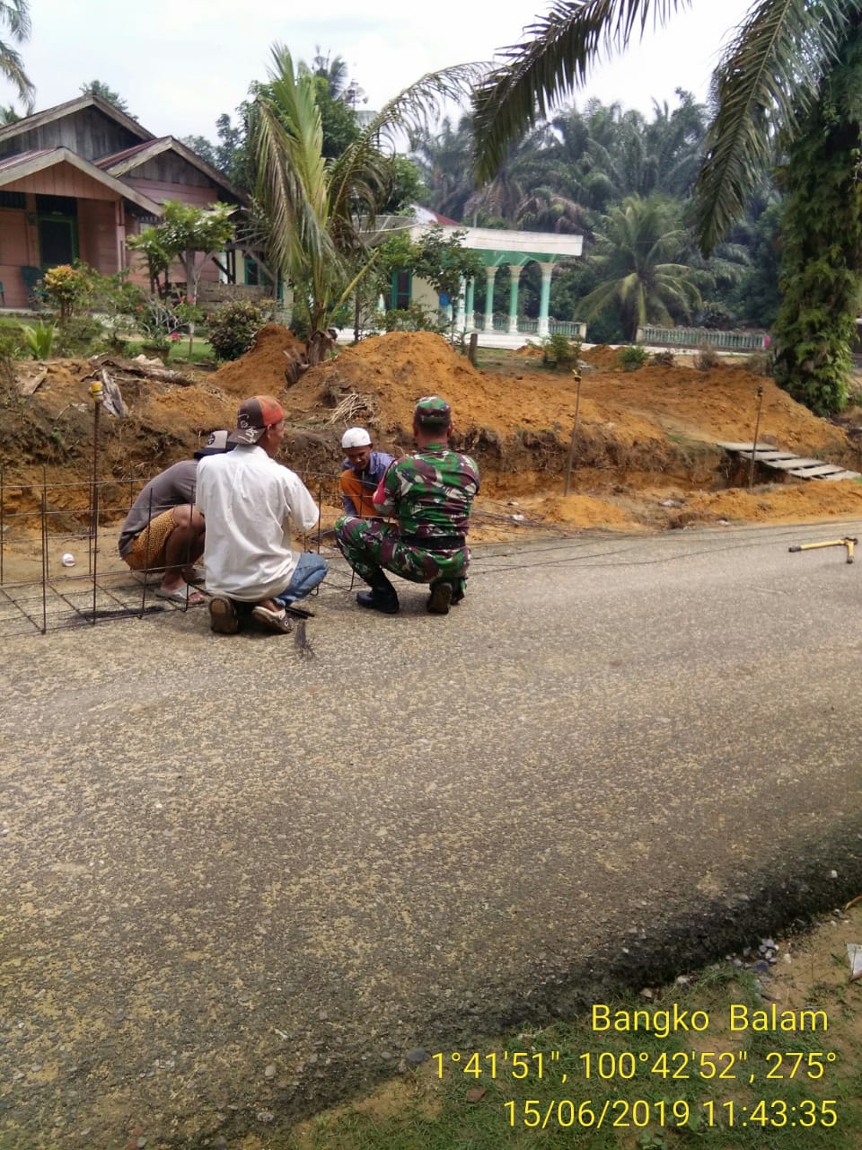 Babinsa Koramil 05/RM Goro Bersama Masyarakat Bangun Jembatan Menuju Musholla