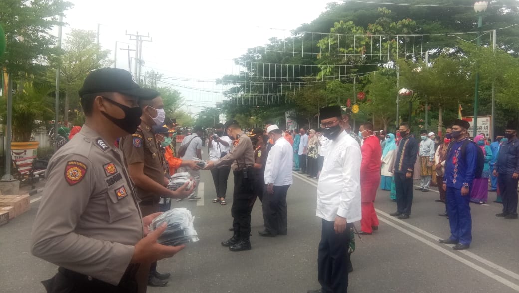 Pemkab Rohil Bagikan Masker C19