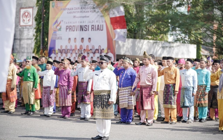 Dipimpin Bupati Rohil, Kabag Umum Samsuri Bertindak Sebagai Komandan Upacara HUT Riau  ke-66