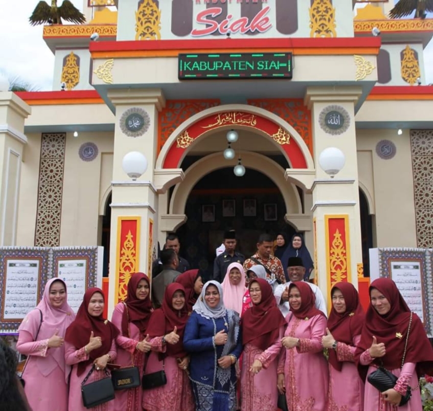 Berburu Kuliner Pengunjung Serbu Tanjak dan Tenun siak di  Stand Kabupaten Siak di Areal Pameran MTQ
