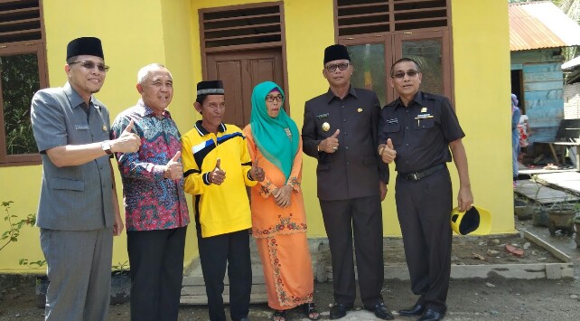 Program Bupati Rohil Suyatno Menyentuh Masyarakat Miskin, 245 Unit RLH Dibagikan